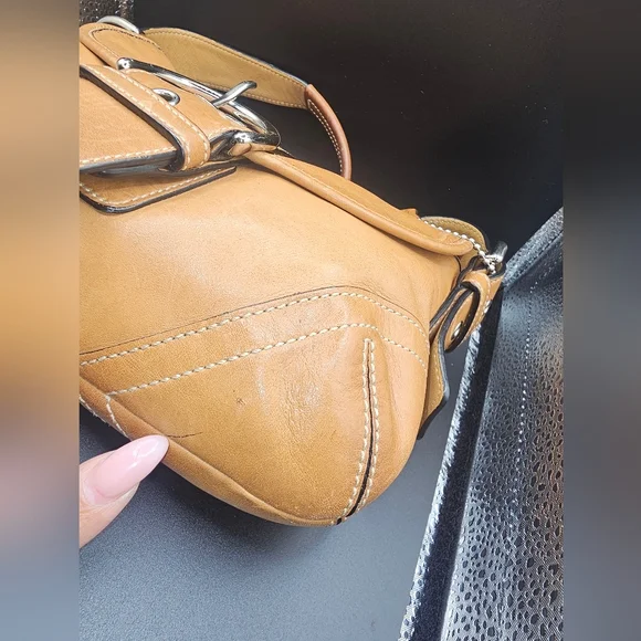 Vintage Coach Soho Flap leather shoulder bag in a British Tan color. - Picture 9 of 16